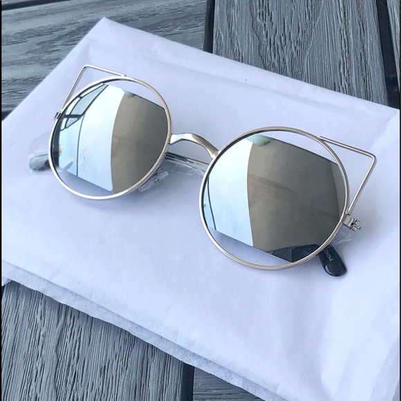 Collin’s Closet Accessories - NEW - Silver Geometric Sunglasses